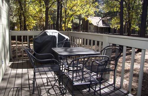 Pinetop Villa | Quality Hill Resort Villa, pour six personnes, cuisine complète, salle à manger, patio privé