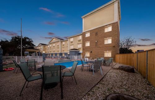 Hollywood Park Hôtel | Quality Inn & Suites Airport North - Stone Oak