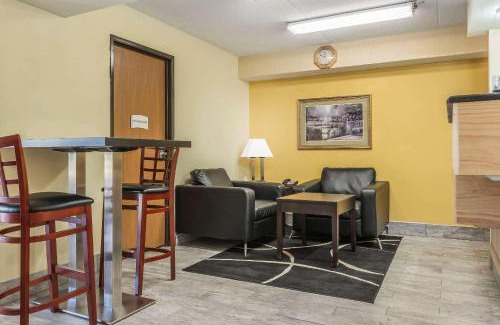 Bairdford Hôtel | Quality Inn & Suites Pittsburgh Harmarville