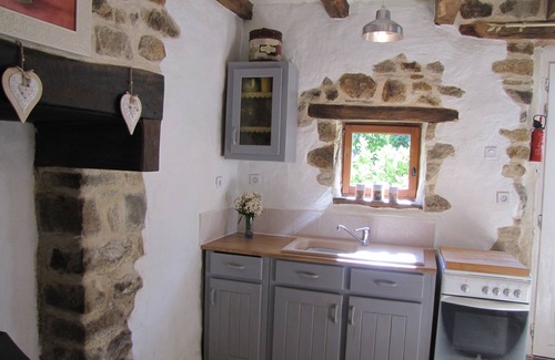 Gomene Cottage | Gite traditionnel de haute qualité pour 2 à Gomene centre Bretagne avec piscine & WIFI