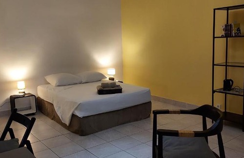 Notre-Dame du Mont Appartement | Quartier le plus animé de Marseille "La Plaine Cours Julien "chambre avec salle de bain WC privée intégrées "dans appartement