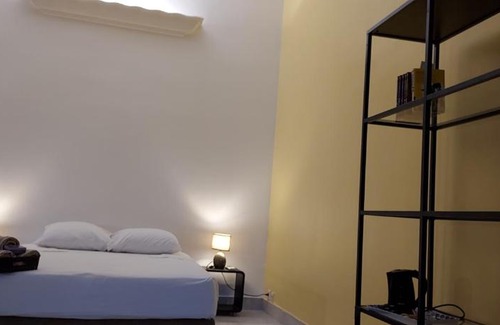 Notre-Dame du Mont Appartement | Quartier le plus animé de Marseille "La Plaine Cours Julien "chambre avec salle de bain WC privée intégrées "dans appartement