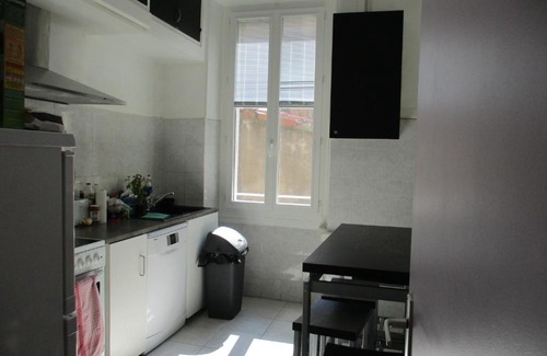 Notre-Dame du Mont Appartement | Quartier le plus animé de Marseille "La Plaine Cours Julien "chambre avec salle de bain WC privée intégrées "dans appartement