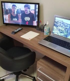 Centro Maison | QUARTO TOP no CENTR0 com Cama Box de casal - acomoda até 2 pessoas - Home Office - WIFI - Smart TV com Apps Youtube - Cozinha - banheiro - Sala de Estar - Apto compartilhado com Anfitriões experientes em hospedar - Superhost no BnB 5 estrelas