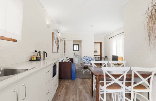 Callala Beach Cabine | Quay's Cabin - Absolute Beachfront with Views