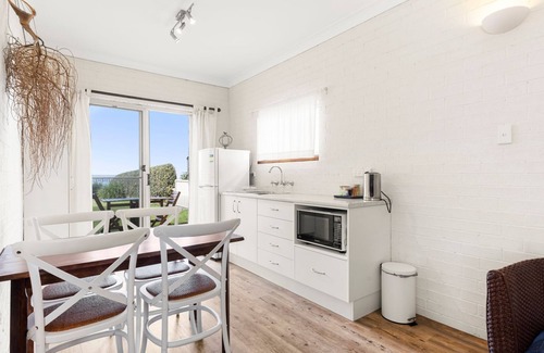 Callala Beach Cabine | Quay's Cabin - Absolute Beachfront with Views