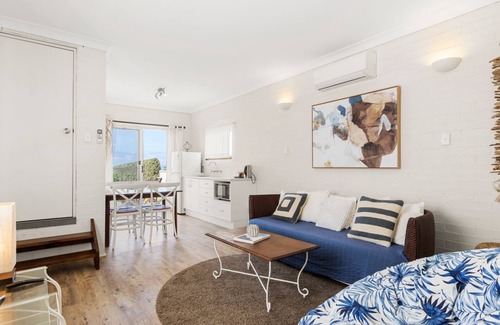 Callala Beach Cabine | Quay's Cabin - Absolute Beachfront with Views