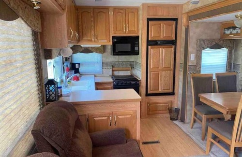Swanlake Maison | Queen and twin bed Trailer with Kayaks on private beach, Hammocks, tiki torches