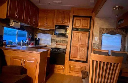 Swanlake Maison | Queen and twin bed Trailer with Kayaks on private beach, Hammocks, tiki torches