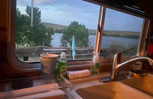 Swanlake Maison | Queen and twin bed Trailer with Kayaks on private beach, Hammocks, tiki torches