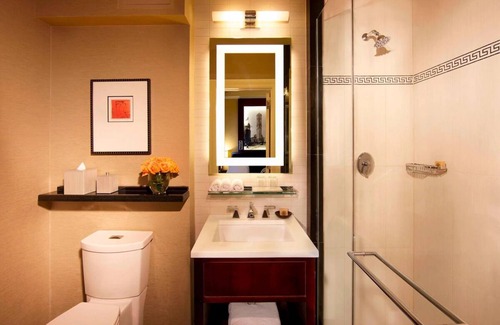 Central New York City Hôtel | Queen Bed Room, The Algonquin, Historic Charm, Intimate Lobby, Near Times Square