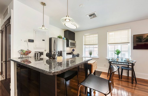Bloomfield Appartement | Queen Bed-West Penn-Elevator-Parking-Wifi-Central Location