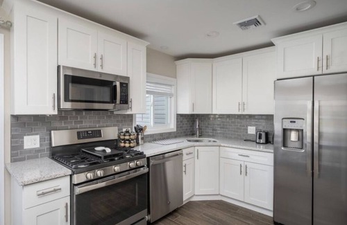 Plainedge Maison | Queen bedroom 1 min to highway