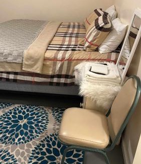 Newark Maison | Queen Bedroom @ Divine Villa and Resort 6 mins EWR Airport and 4mins to Train Station