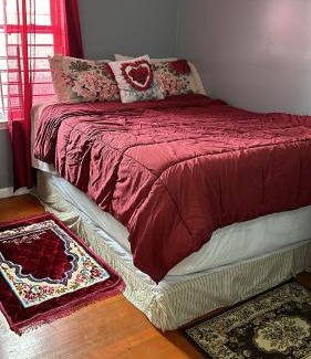 Newark Maison | Queen Bedroom @ Divine Villa and Resort 6 mins EWR Airport and 4mins to Train Station