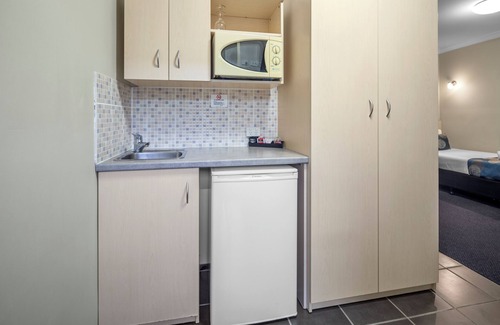 Coffs Harbour Hôtel | Queen Deluxe Retreat, Smart TV, Kitchenette & More!