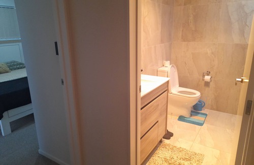 Papatoetoe Maison | Queen Room Available: close to Airport & malls,train station,CBD,restaurants