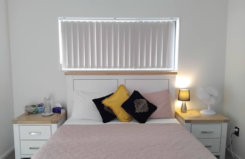 Papatoetoe Maison | Queen Room Available: close to Airport & malls,train station,CBD,restaurants