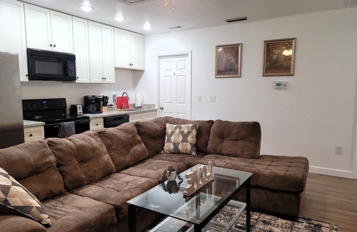 Tallahassee Maison | Queen room: in a duplex near FSU, shared bath-5