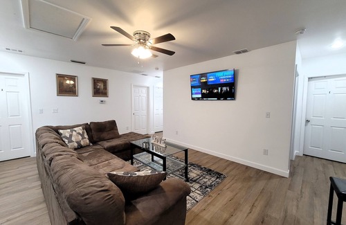 Tallahassee Maison | Queen room: in a duplex near FSU, shared bath-5
