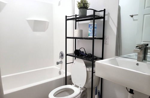 Tallahassee Maison | Queen room: in a duplex near FSU, shared bath-5