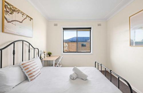 Auburn Maison | Queen Room in Auburn - Central Stay with Convenience - Shared Bathroom