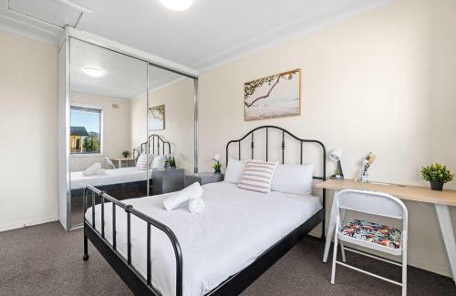 Auburn Maison | Queen Room in Auburn - Central Stay with Convenience - Shared Bathroom