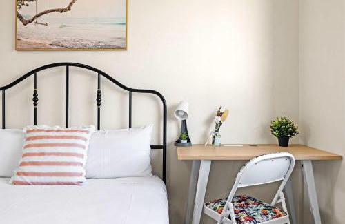 Auburn Maison | Queen Room in Auburn - Central Stay with Convenience - Shared Bathroom