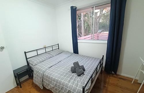 Carlingford Maison | Queen Room in Spacious House - Close to Shops and Station - NC6