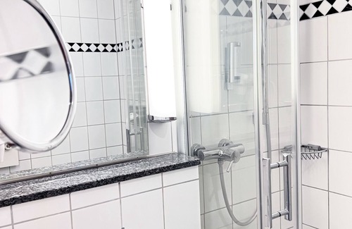 Unterrath Hôtel | Queen-Single-de Luxe-Salle de bain et douche-Balcon