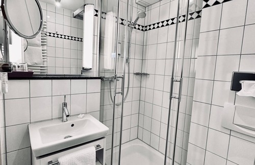 Unterrath Hôtel | Queen-Single-de Luxe-Salle de bain et douche-Balcon