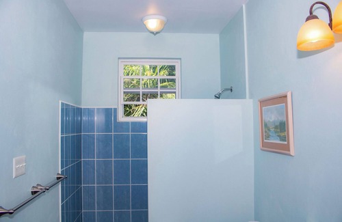 Orchid Bay Lit Et Petit-Déjeuner | Queen-size bed, with a private bathroom, a walk-in shower and closet.