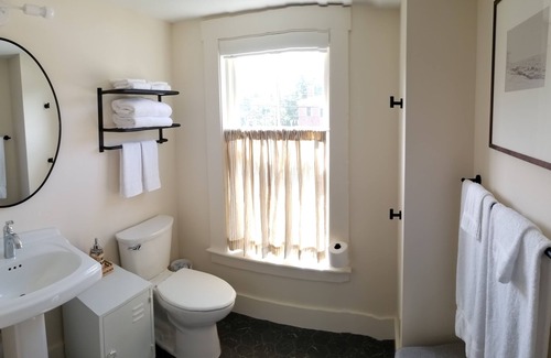 Durham Hôtel | Queen Ste at Public House, food trucks & craft beer on site, walk to UNH & town