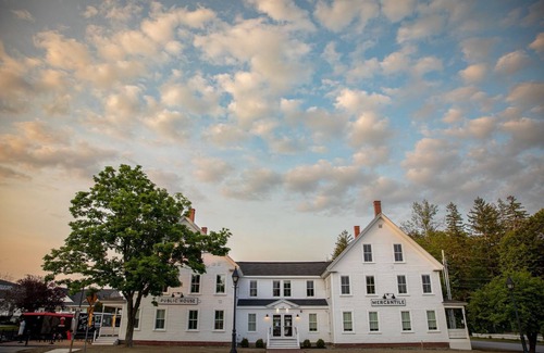 Durham Hôtel | Queen Ste at Public House, food trucks & craft beer on site, walk to UNH & town
