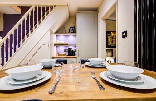 Wivenhoe Maison | Queens Cottage, Wivenhoe Stylish, Plush, Cosy, Convenient & Quirky, 2x Double Bed Period Cottage PLUS Patio - 9 min walk train, 4 min walk High Street Pubs, Restaurants, Shops