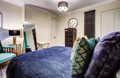 Wivenhoe Maison | Queens Cottage, Wivenhoe Stylish, Plush, Cosy, Convenient & Quirky, 2x Double Bed Period Cottage PLUS Patio - 9 min walk train, 4 min walk High Street Pubs, Restaurants, Shops
