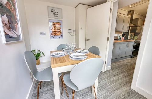 Coventry Maison | Queens House | Sleeps 6 | 5 beds | En-suite | Close to A46 City Centre | FREE HS Wi-Fi | Inspire Homes