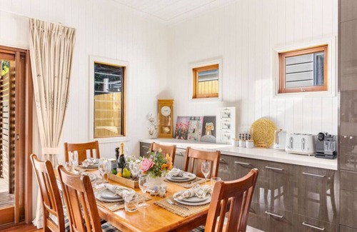 Coorparoo Maison | Queenslander w/ large and comfy Patio/ family Home