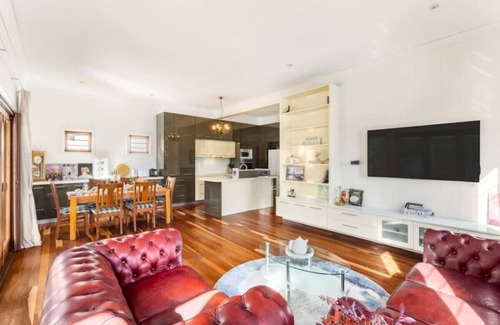 Coorparoo Maison | Queenslander w/ large and comfy Patio/ family Home