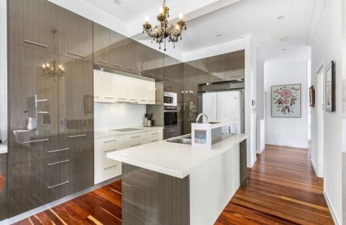 Coorparoo Maison | Queenslander w/ large and comfy Patio/ family Home