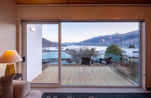 Frankton Maison | Queenstown Lakeside Gem: 3 BDR, Wi-Fi & Parking