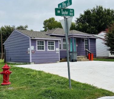 Lawton Maison | QUICK 1 mile to Ft Sill! Wizard Cottage sleeps 5 adults & Pets Welcome!