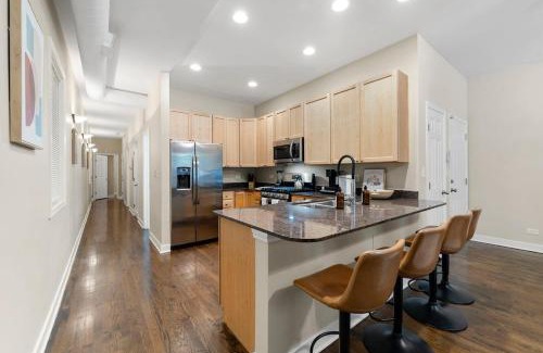 Tri-Taylor Appartement | Quick Drive to Downtown Chicago & Early Check-In