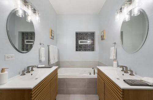 Tri-Taylor Appartement | Quick Drive to Downtown Chicago & Early Check-In