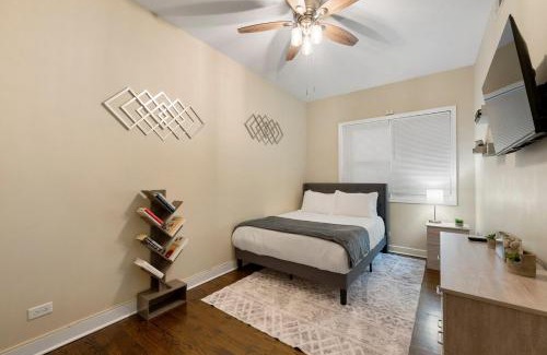 Tri-Taylor Appartement | Quick Drive to Downtown Chicago & Early Check-In