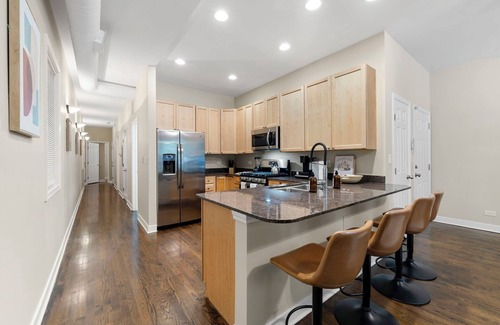 Tri-Taylor Appartement | Quick Drive to Downtown Chicago & Early Check-In