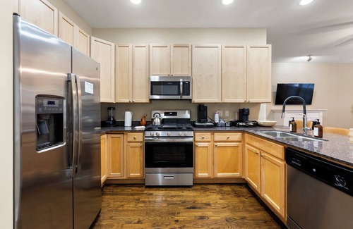 Tri-Taylor Appartement | Quick Drive to Downtown Chicago & Early Check-In