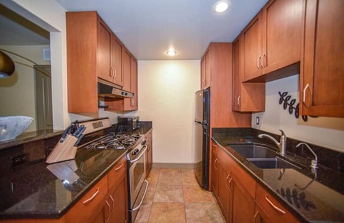 Grandview Maison | Quiet 1 BR with Full Kitchen and Huge Yard
