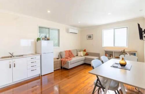 Nudgee Beach Maison | Quiet 2 bed home with Private Patio in Quaint Village