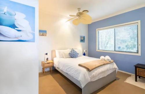 Nudgee Beach Maison | Quiet 2 bed home with Private Patio in Quaint Village
